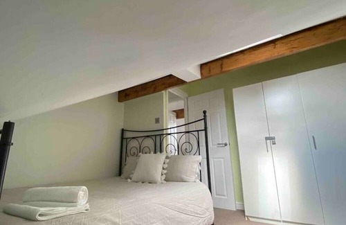 Offerton Apartamento | Contemporary Duplex: Private Patio, Secure Parking