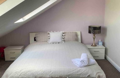 Offerton Apartamento | Contemporary Duplex: Private Patio, Secure Parking