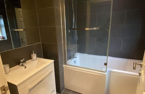 Offerton Apartamento | Contemporary Duplex: Private Patio, Secure Parking