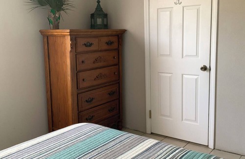 Rainbow Bay Cabaña | The Anchorage - centrally located cozy beach cottage opposite Rainbow Bay Beach