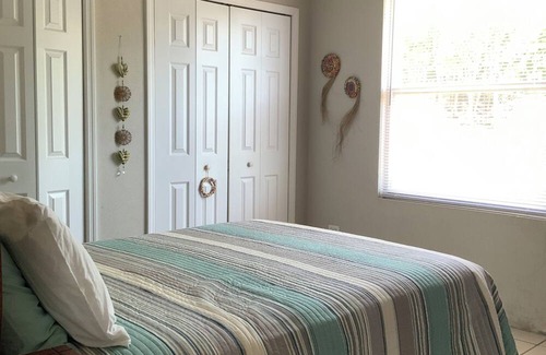 Rainbow Bay Cabaña | The Anchorage - centrally located cozy beach cottage opposite Rainbow Bay Beach