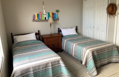 Rainbow Bay Cabaña | The Anchorage - centrally located cozy beach cottage opposite Rainbow Bay Beach