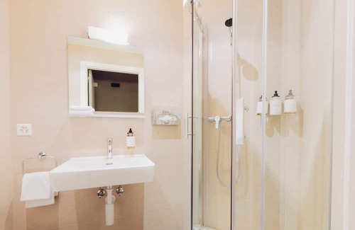 Lausanne Casa | Chic hotel with WiFi, AC, fitness room in lovely Lausanne