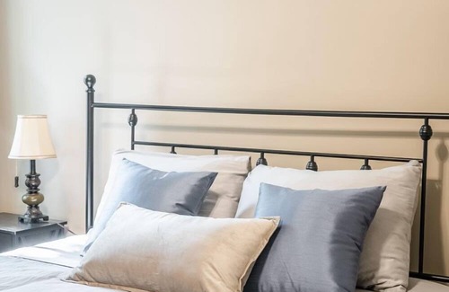 Little Italy Villa | GLOBALSTAY. Cozy 5 Bedroom house in Downtown Toronto