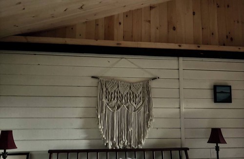 Fleischmanns Cabina | Charming 3-bdrm cabin in the heart of the Catskills—warm serene, and inviting!