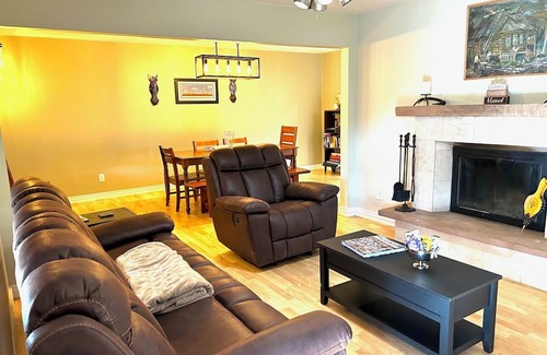 Swiss Manor Casa | Charming 3-bedroom house with AC and WiFi in tranquil Flagstaff