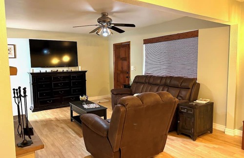 Swiss Manor Casa | Charming 3-bedroom house with AC and WiFi in tranquil Flagstaff