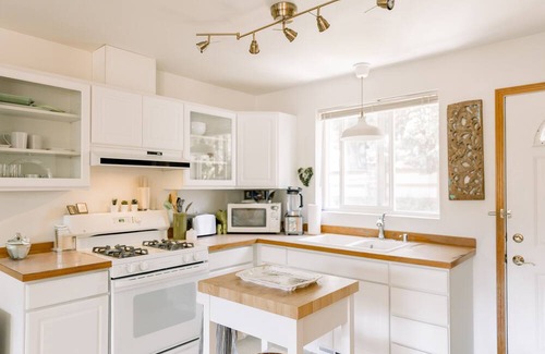 Edgemoor Casa | The Nest on Hawthorne- Charming 2BR in Fairhaven