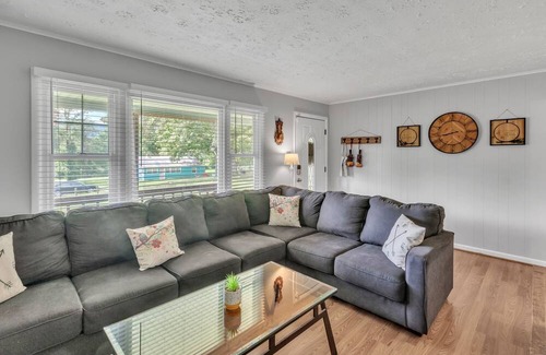 Afton Cabaña | NEW LISTING! Hill House Cottage (3-Bedroom) - Pets Allowed by RedAwning