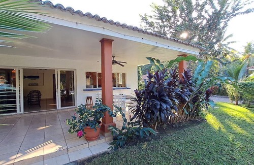 Los Cobanos Villa | Charming 3-bedroom villa with WiFi and AC in welcoming Acajutla