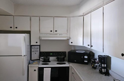 Southeast Colorado Springs Condominio | Home Away From Home , Cozy condo with AC and WiFi in lovely Colorado Springs,