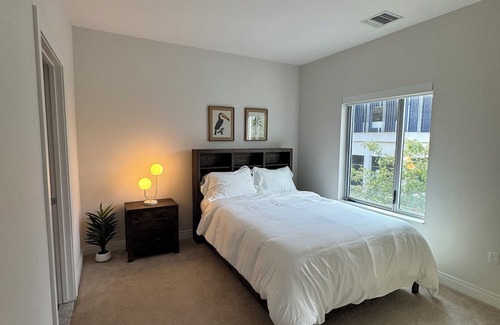 Midtown Apartamento | 2BR2B Modern Oasis D/twn Detroit with Pool. Walk to all stadiums and theatres