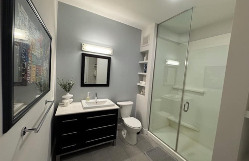 Midtown Apartamento | 2BR2B Modern Oasis D/twn Detroit with Pool. Walk to all stadiums and theatres