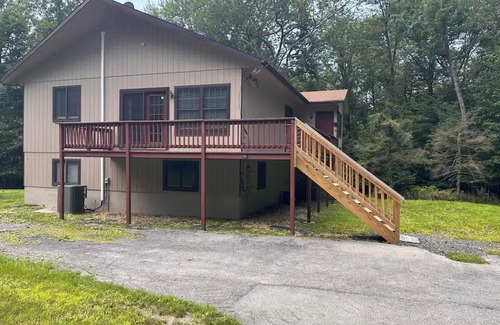 Circleville Casa | 3BR;2BA home; Middletown NY Sleeps 6; AC;WiFi; Close to Amenities; Peaceful .
