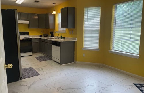Lithonia Casa | 4-bedroom home in welcoming Stonecrest with WiFi, fitness area, AC