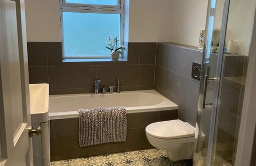 Castel Cabaña | Beautiful Guernsey Cottage Live the best beach life then relax in rural serenity