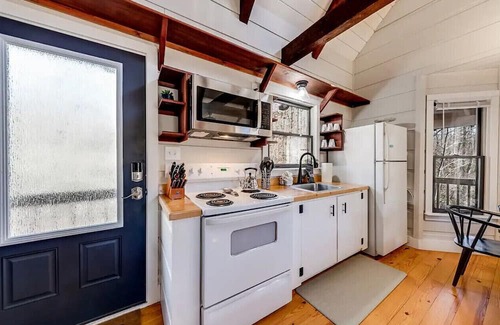 Demorest Cabina | Riverland Retreat, Cozy Cabin on Soque River in Demorest. Pet-Friendly!