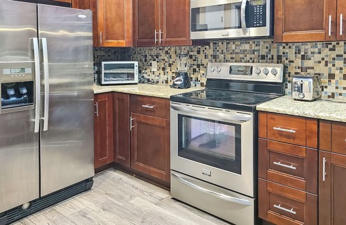 Greater Northdale Casa | Perfect Haven for Healthcare & Corporate Pros - Master Suite with private bath