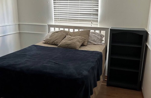 Streamwood Casa | Spacious, cozy 3 bedroom house with a perfect location