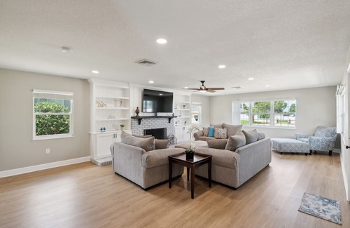 Winter Haven Casa | Tranquil lakeview retreat located near central FL theme parks. Pet friendly!