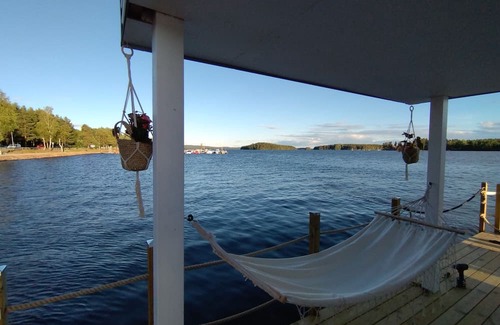 Falun Alquiler De Eote | Relax on our Houseboat- Take a swim in the summer or go skating in the winter