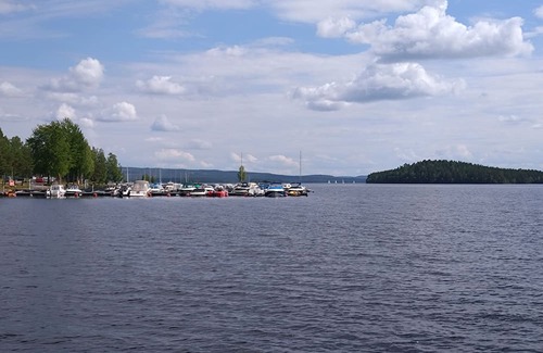 Falun Alquiler De Eote | Relax on our Houseboat- Take a swim in the summer or go skating in the winter