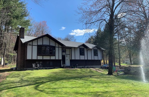 Amherst Casa | House in quiet, wooded neighborhood