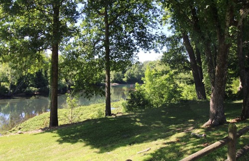 Swinging Bridge Village Cabina | Little Red River Cedar Cabin