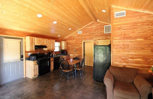Swinging Bridge Village Cabina | Little Red River Cedar Cabin