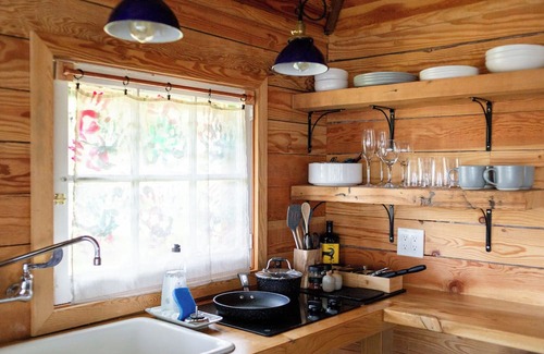 Metchosin Cabina | Cozy Cabin Getaway South Vancouver Island Quiet, Pet Friendly, Nature, Relax