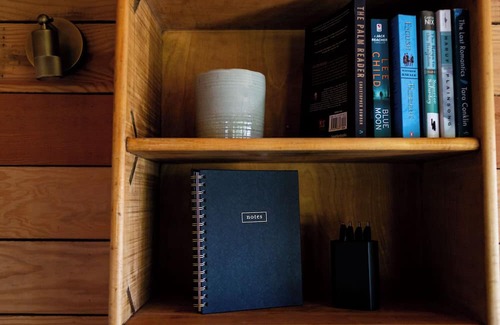 Metchosin Cabina | Cozy Cabin Getaway South Vancouver Island Quiet, Pet Friendly, Nature, Relax