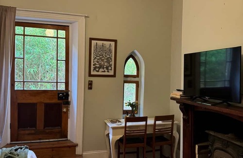 Upper Wakefield Cabaña | This quaint and elegant cottage is your retreat in the heart of charming Auburn!