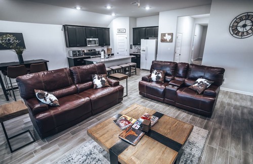 Kyle Casa | The Lone Star | 3BD 2BA | Pool | Playground | Pickleball
