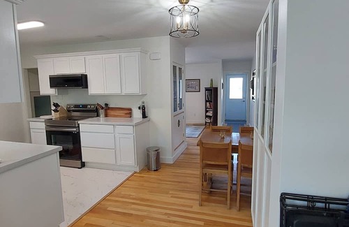 Yarmouth Casa | Lovely 2-bedroom accommodation with private garden minutes from Maine ferry.
