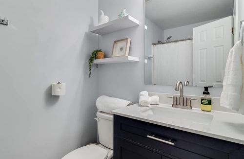 North Belmont Casa | Cozy & Convenient Belmont Home perfect for families and working professionals!