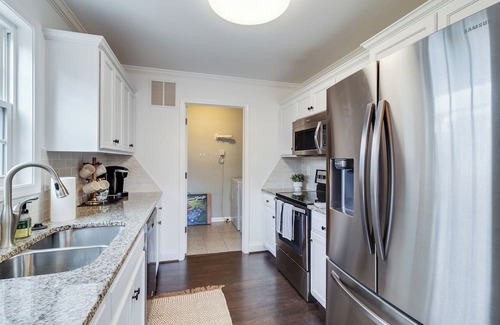 North Belmont Casa | Cozy & Convenient Belmont Home perfect for families and working professionals!