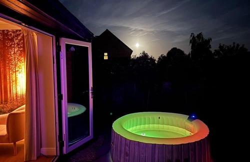 Taunton Casa | Beautiful bungalow with a sauna, hot tub and games, close to town and walks