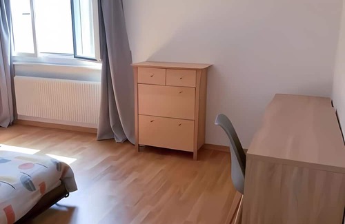 Vallorbe Cama Y Desayuno | Chambre privée de 20m2 avec rangement, avec une salle de bain & cuisine partagée