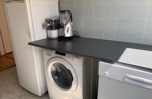 Vallorbe Cama Y Desayuno | Chambre privée de 20m2 avec rangement, avec une salle de bain & cuisine partagée
