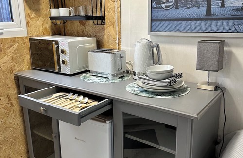Century Wharf Cabina | llyffant, small & stylish Double en-suite kitchenette. 16 minutes walk WMC