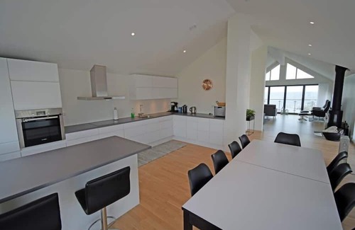 Vestbygd Casa | Holiday home 'Seaside' in a spectacular location directly by the sea in Borhaug-Borshavn on Listafjorden, Farsund municipality, southern Norway, 10 adults and 3 kids, new build 2017, plot directly between harbor and sea, panoramic windows and terr.