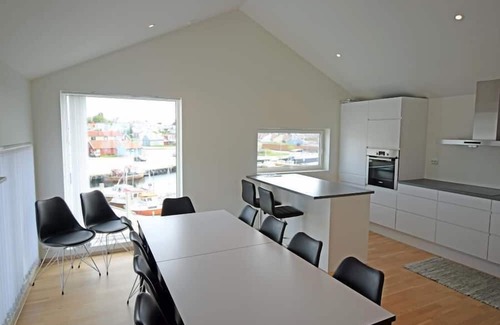 Vestbygd Casa | Holiday home 'Seaside' in a spectacular location directly by the sea in Borhaug-Borshavn on Listafjorden, Farsund municipality, southern Norway, 10 adults and 3 kids, new build 2017, plot directly between harbor and sea, panoramic windows and terr.