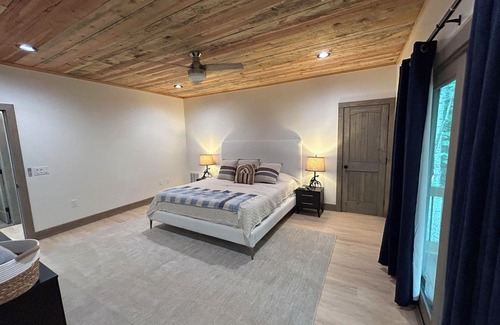 Andrews Cabina | Big Foot Lodge Luxury Mountain Retreat Nestled in Nantahala Snowbird Mountains