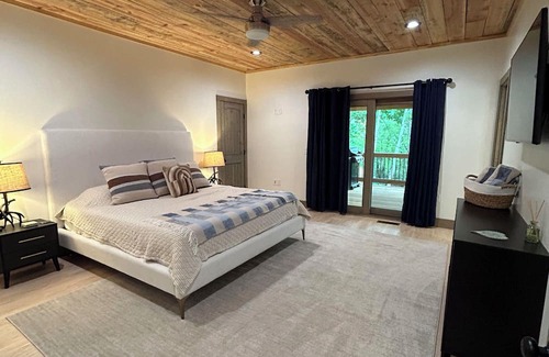 Andrews Cabina | Big Foot Lodge Luxury Mountain Retreat Nestled in Nantahala Snowbird Mountains