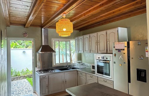 Sainte-Rose Casa | Le Volcan - Swimming pool and barbecue