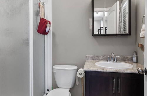 Terra Nova Apartamento | Bright & Modern 3 Bbrm Main Floor Apt in Kilbride