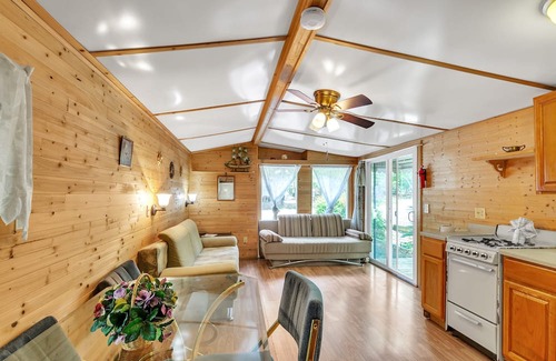 Gouldsboro Cabina | NEW LISTING! Cozy Pocono Retreat by Eagle Lake- Relax & Unwind by RedAwning