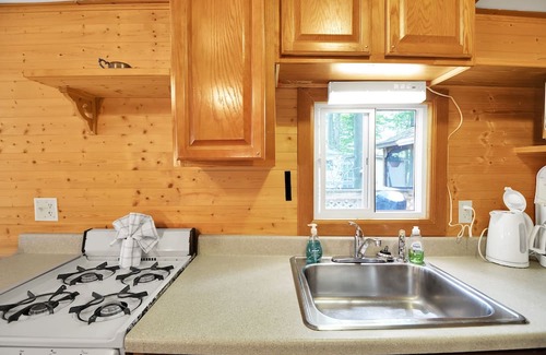 Gouldsboro Cabina | NEW LISTING! Cozy Pocono Retreat by Eagle Lake- Relax & Unwind by RedAwning