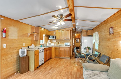 Gouldsboro Cabina | NEW LISTING! Cozy Pocono Retreat by Eagle Lake- Relax & Unwind by RedAwning