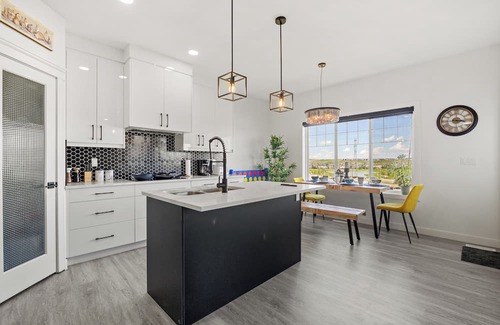Kincora Casa | Lakeview Home: 2 Suites, King Beds, Central A/C, Jacuzzi, 80-mins to Banff